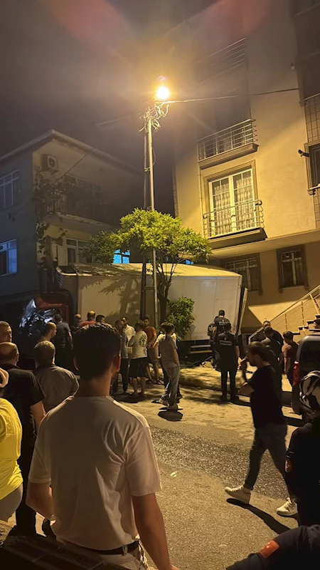 İstanbul - Pendik’te kamyonet iki araca ve binaya çarptı