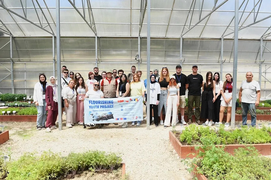 Avrupalı öğrenciler Osmangazi’de fide dikti