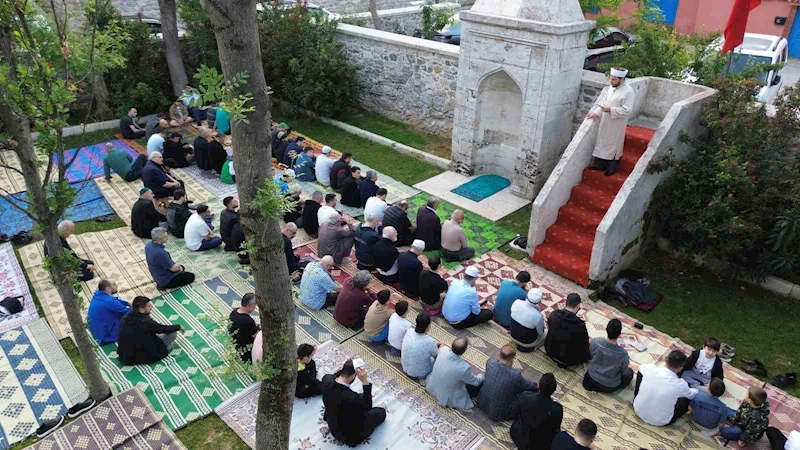 Tarihi namazgahta bayram namazı
