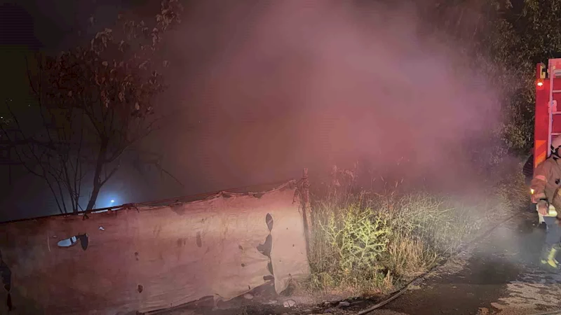 Arnavutköy’de tek katlı baraka alev alev yandı
