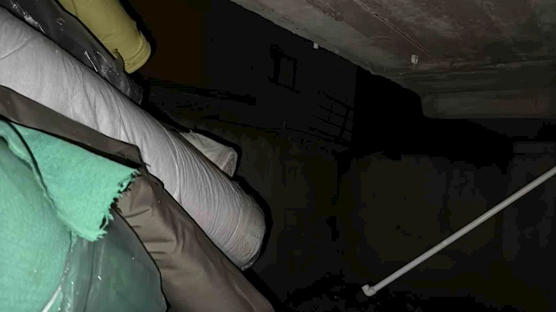 Zeytinburnu’nda 4 katlı binanın arka cephesindeki duvar yıkıldı
