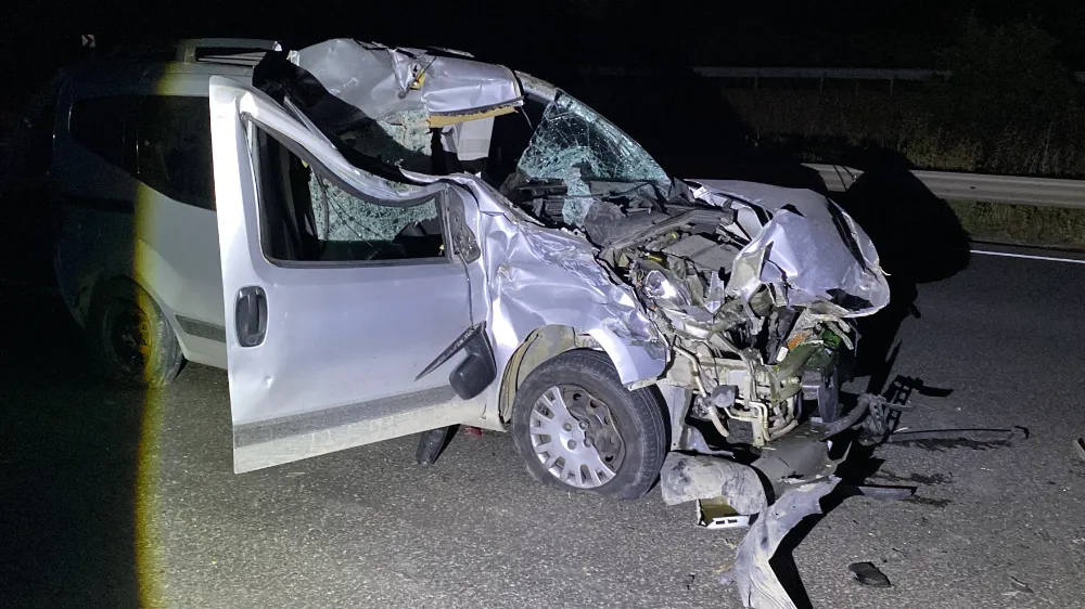 Tomruk yüklü TIR ile hafif ticari araç çarpıştı: 1 yaralı