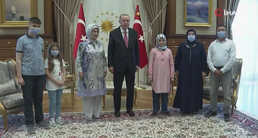 Cumhurbaşkanı Erdoğan, görme engelli hafız Ravzanur`u kabul etti
